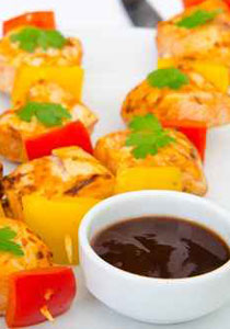 اليك طريقة لتحضير اسياخ موزاريلا مع البندورة