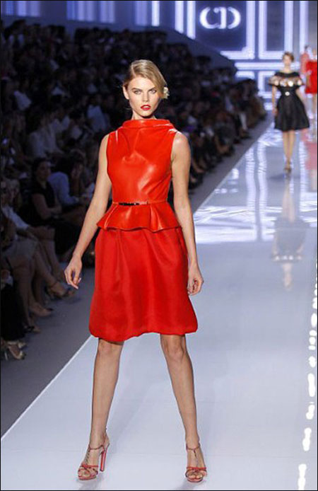 بالصور: ازياء ربيع صيف 2012 تعرضها دار ديور للازياء في باريس