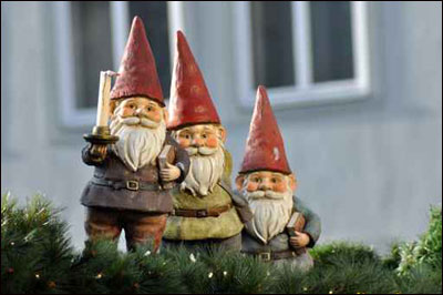 اليكم اطرف زينة للحديقة.. الاقزام!