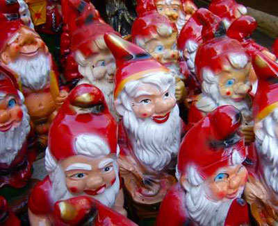 اليكم اطرف زينة للحديقة.. الاقزام!