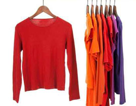 الاقمشة الحمراء المخططة تجتاح ساحة الموضة هذا الموسم!