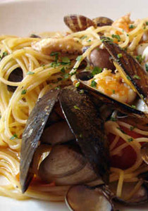 لمحبي المأكولات البحرية اليكم المعكرونة بثمار البحر