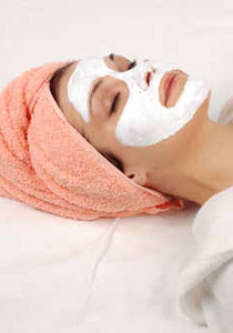 اليك بعض العلاجات الطبيعية لاعادة الجاذبية لبشرتك!