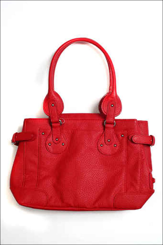 الاحمر موضة العام.. فما رأيكم بحقيبة يد حمراء!