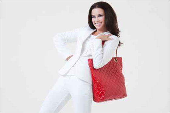 الاحمر موضة العام.. فما رأيكم بحقيبة يد حمراء!