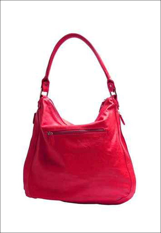 الاحمر موضة العام.. فما رأيكم بحقيبة يد حمراء!