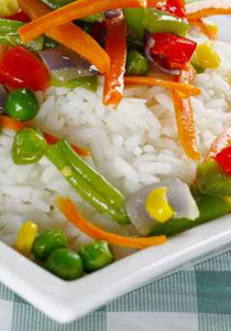 اليكم طريقة تحضير سلطة الخضار وع الارز المفيدة!