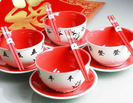 لاخفاض الوزن: تناول الاكل بأطباق حمراء او تناول السوائل في اكواب