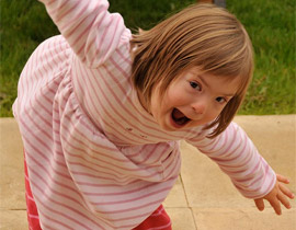 طفلة تتحدى الأطباء وتصبح عارضة أزياء بالرغم من مرضها!!