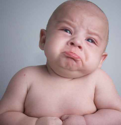 الكشف عن السبب لعدم استطاعتنا تجاهل بكاء الاطفال!