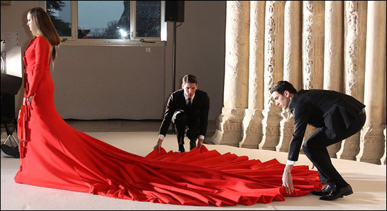 عارضة ازياء ترتدي فستانا وزنه يضاهي وزنها في معرض باريس!