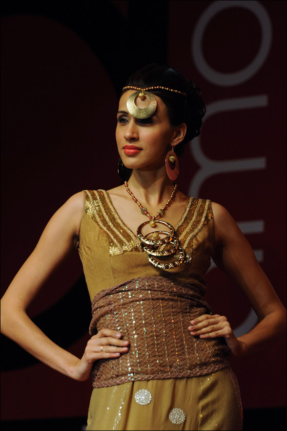 شاهدوا بالصور اسبوع الموضة في الهند 2012