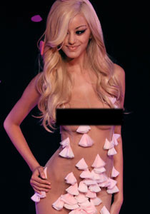 بعد فضيحتها الجنسية زاهية داهار تعرض ملابس داخلية باسمها!