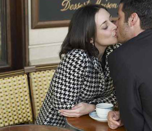 للنجاة من الانفلونزا: امتنعوا عن التقبيل في عيد الحب!