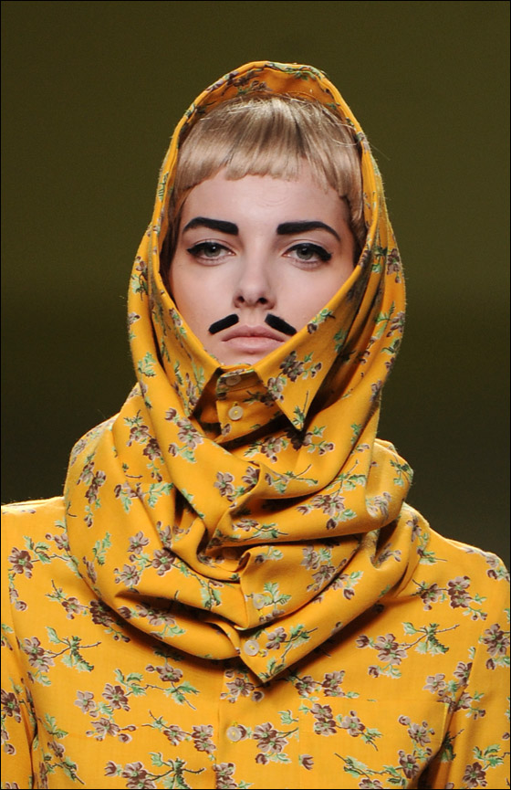 اخر موضة في اسبانيا: عارضات ازياء يضعن الشوارب!