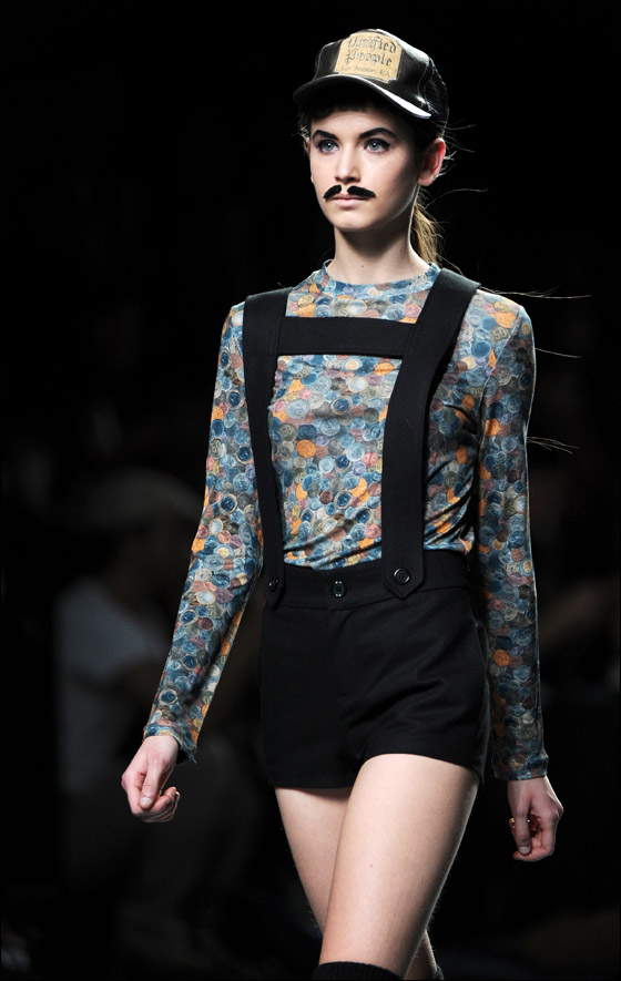 اخر موضة في اسبانيا: عارضات ازياء يضعن الشوارب!