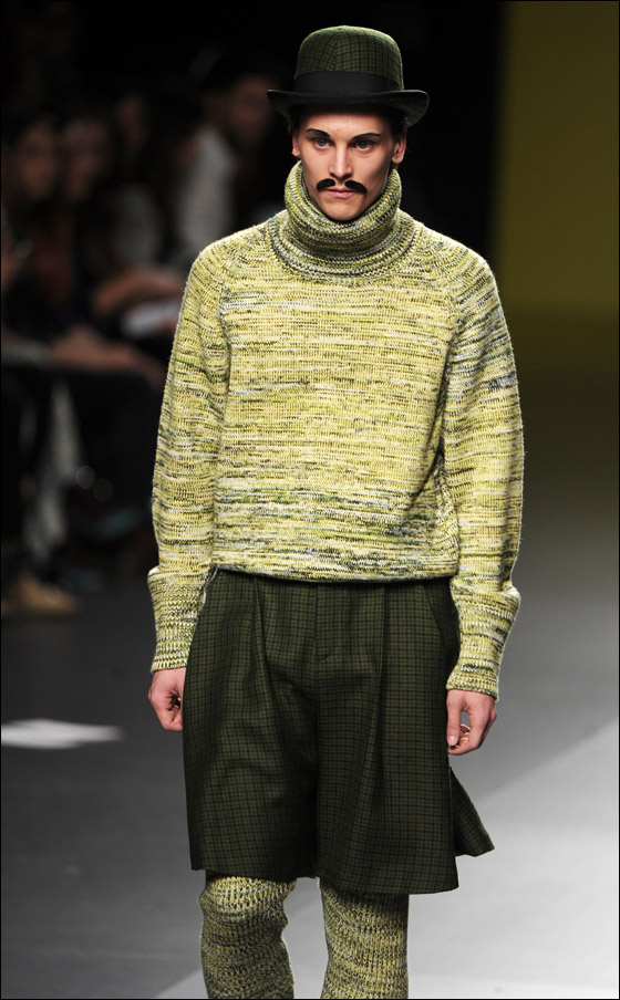 اخر موضة في اسبانيا: عارضات ازياء يضعن الشوارب!