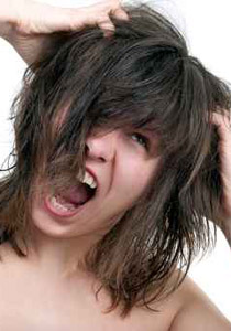 اليك كيف تتخلصين من قشرة رأسك بواسطة مواد موجودة في مطبخك!