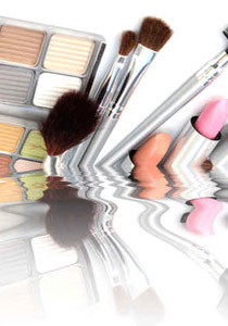 ما هي اهم قطع عليك وضعها بحقيبتك لإعادة ترتيب مكياجك؟