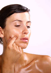 اليك بعض الخطوات المهمة لمكافحة البشرة الدهنية!