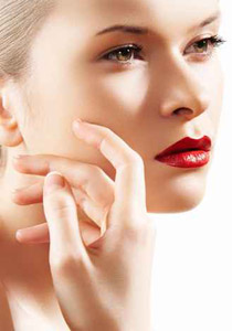 سيدتي.. اليك أفضل حيل الماكياج لإخفاء مشاكل البشرة!