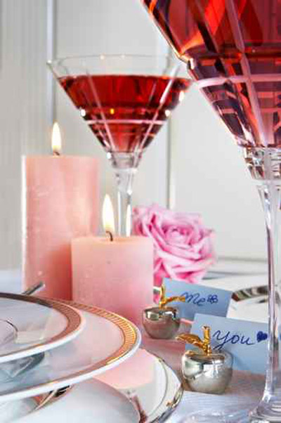 نقدم اكثر الافكار رومانسية لتزيين طاولة العشاق في عيد الحب!