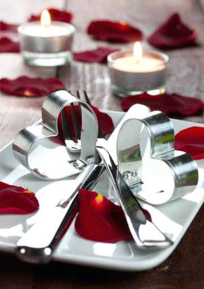 نقدم اكثر الافكار رومانسية لتزيين طاولة العشاق في عيد الحب!