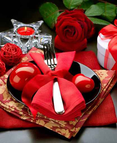 نقدم اكثر الافكار رومانسية لتزيين طاولة العشاق في عيد الحب!