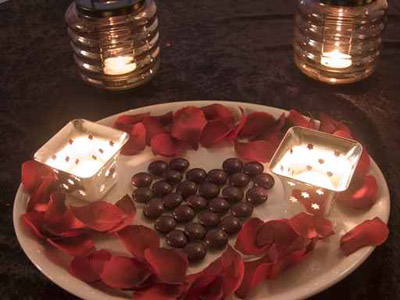 نقدم اكثر الافكار رومانسية لتزيين طاولة العشاق في عيد الحب!