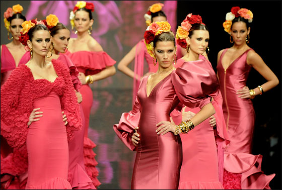 اليكم احدث ازياء الفلمنكو بالحلة الحمراء!