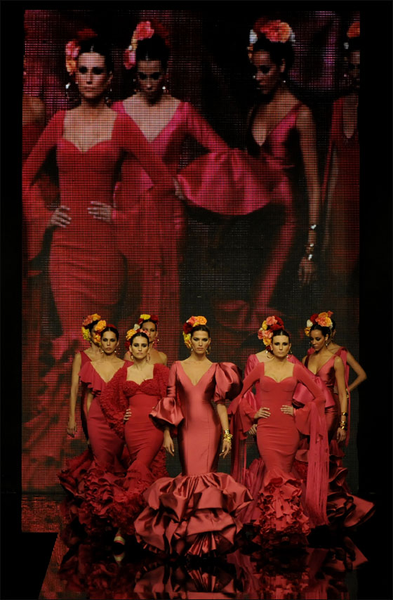 اليكم احدث ازياء الفلمنكو بالحلة الحمراء!