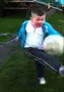 بالفيديو.. طفل لا يستطيع ركل كرة دون الاستسلام للنوم بسبب مرضه!