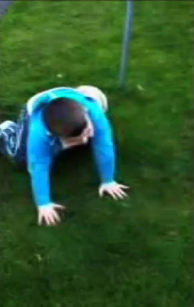 بالفيديو.. طفل لا يستطيع ركل كرة دون الاستسلام للنوم بسبب مرضه!