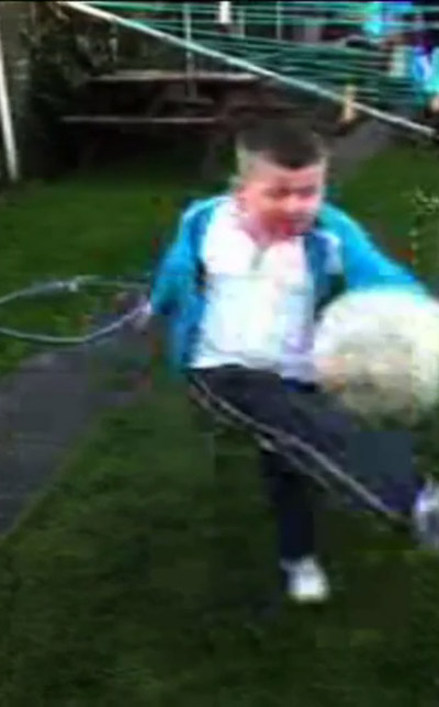 بالفيديو.. طفل لا يستطيع ركل كرة دون الاستسلام للنوم بسبب مرضه!