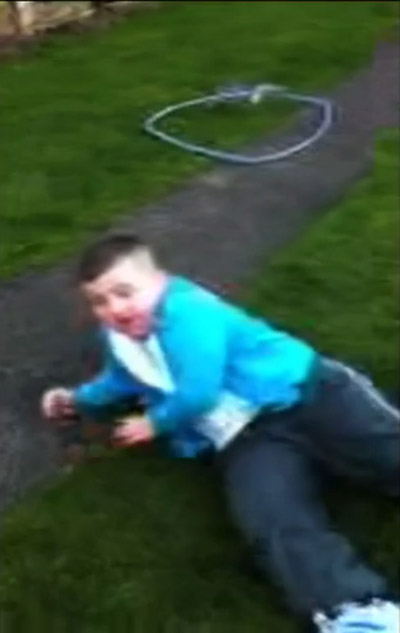 بالفيديو.. طفل لا يستطيع ركل كرة دون الاستسلام للنوم بسبب مرضه!