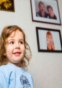 كيف تستغلين صور العائلة لتزين حوائط غرفة المعيشة؟!