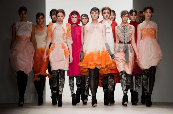 اسبوع الموضة في لندن في احدث عروضه لخريف 2012! 