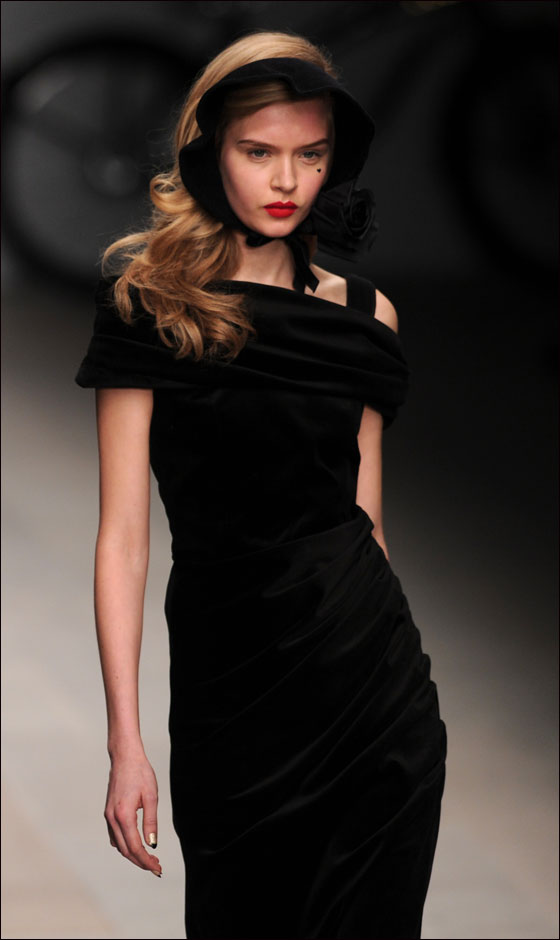 اسبوع الموضة في لندن في احدث عروضه لخريف 2012! 