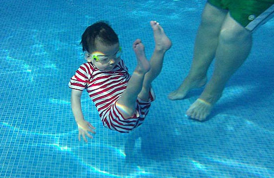 بدأت السباحة بعمر الـ10 اسابيع لكي تتغلب على مرض السرطان