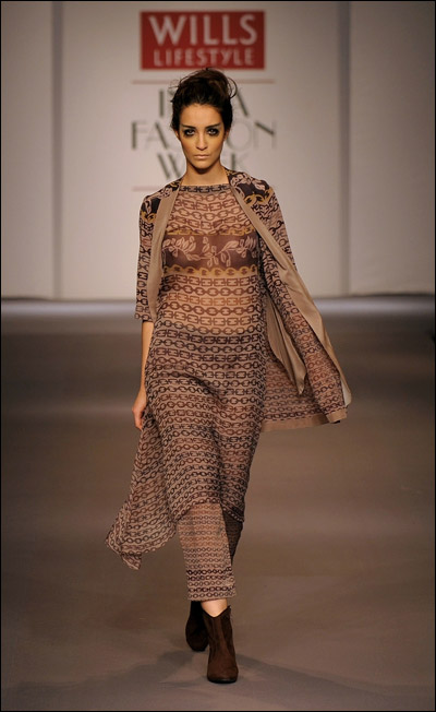 ننقل لك ابرز واروع التصميمات من اسبوع الموضة في الهند! 