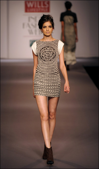 ننقل لك ابرز واروع التصميمات من اسبوع الموضة في الهند! 
