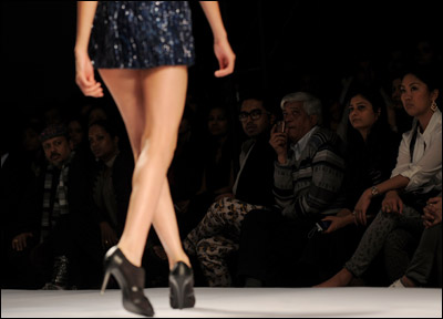 ننقل لك ابرز واروع التصميمات من اسبوع الموضة في الهند! 