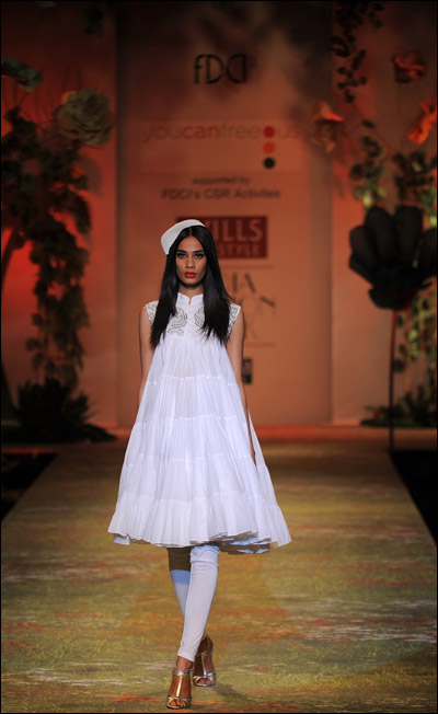 ننقل لك ابرز واروع التصميمات من اسبوع الموضة في الهند! 