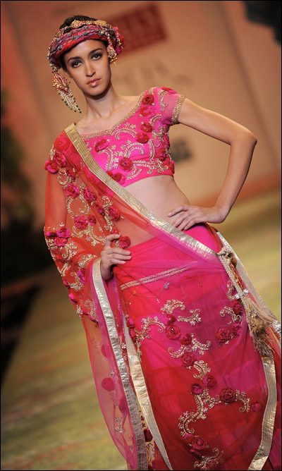 ننقل لك ابرز واروع التصميمات من اسبوع الموضة في الهند! 