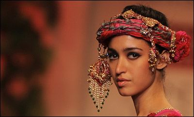 ننقل لك ابرز واروع التصميمات من اسبوع الموضة في الهند! 