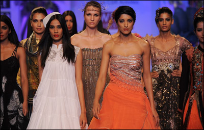 ننقل لك ابرز واروع التصميمات من اسبوع الموضة في الهند! 