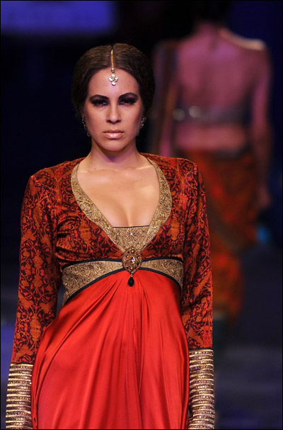 ننقل لك ابرز واروع التصميمات من اسبوع الموضة في الهند! 