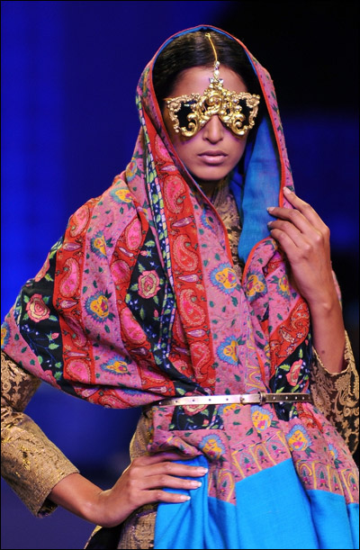 ننقل لك ابرز واروع التصميمات من اسبوع الموضة في الهند! 