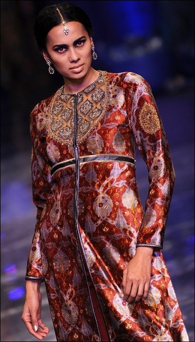 ننقل لك ابرز واروع التصميمات من اسبوع الموضة في الهند! 