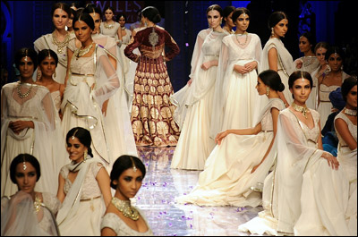 ننقل لك ابرز واروع التصميمات من اسبوع الموضة في الهند! 
